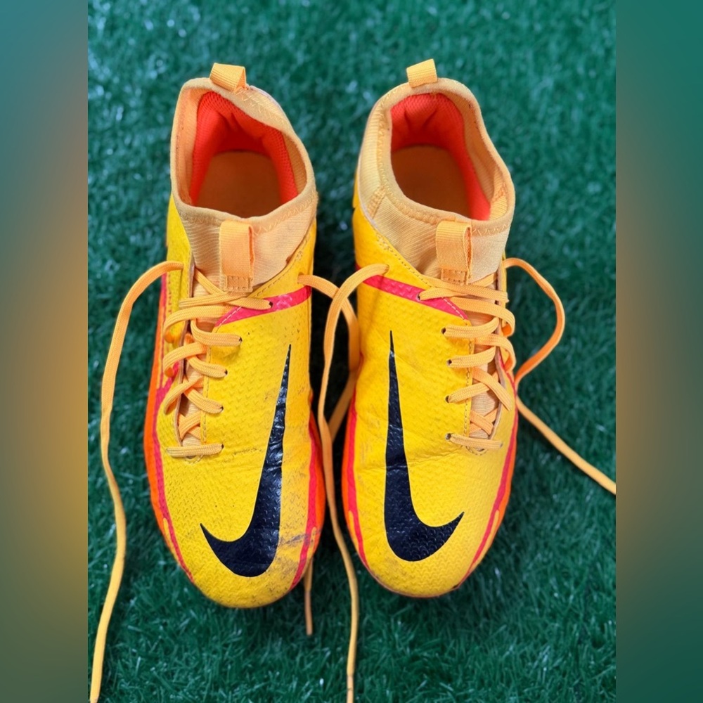Nike Kids Yellow Soccer Shoes‎ Size 5Y